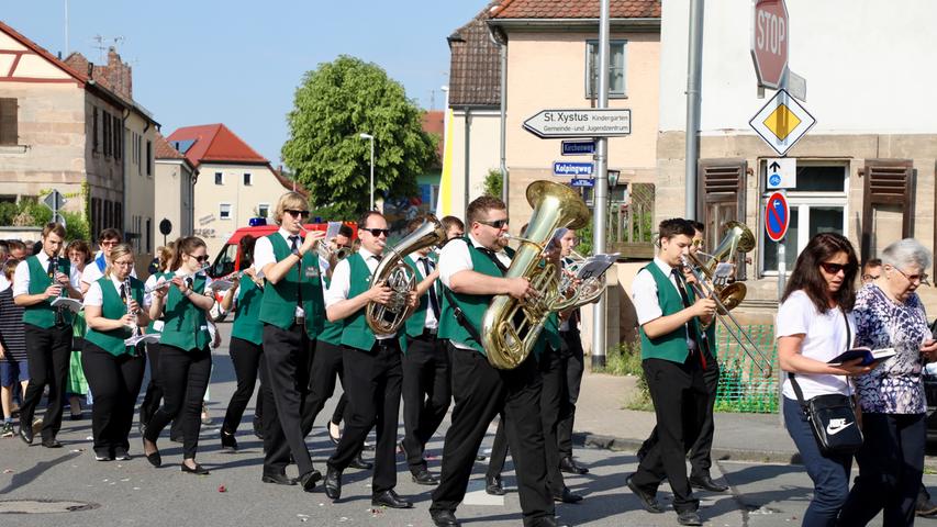 Feierliche Fronleichnamsprozessionen in Erlangen und Büchenbach