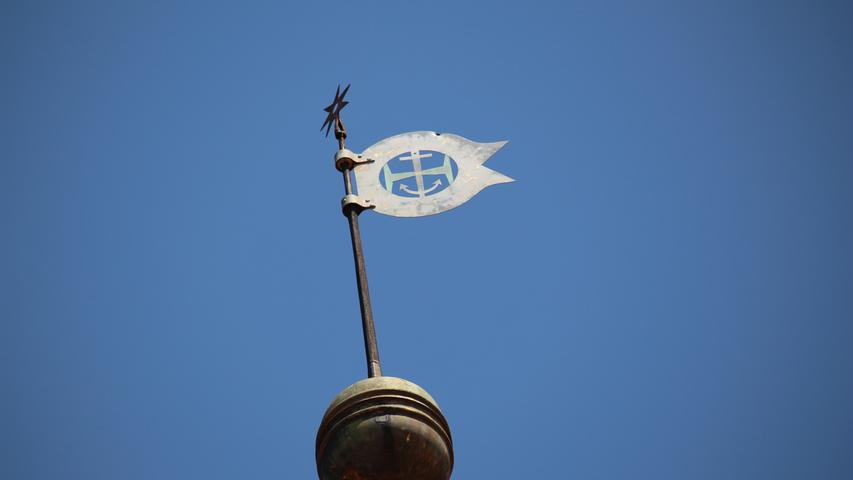Die Wetterfahne des Turms zeigt das Symbol eines Ankers, den zwei Hände halten. Das gleiche Motiv ist auf dem Kirchensiegel der Schwabacher reformierten Kirchengemeinde zu sehen. Der Entwurf stammt vom ersten Pfarrer François Martel.