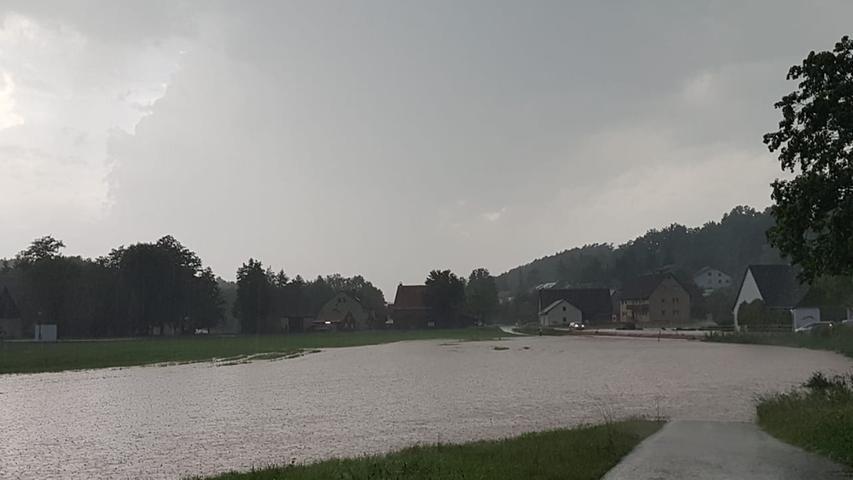 Starkregen hat einen kompletten Landstrich in Mittelfranken unter Wasser gesetzt. In Wilhermsdorf und um Dietenhofen konnte die Kanalisation die Wassermassen nicht mehr fassen, so dass ganze Straßen überflutet wurden.
