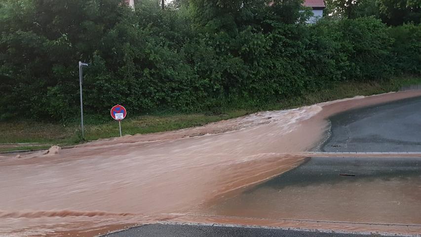 Starkregen hat einen kompletten Landstrich in Mittelfranken unter Wasser gesetzt. In Wilhermsdorf und um Dietenhofen konnte die Kanalisation die Wassermassen nicht mehr fassen, so dass ganze Straßen überflutet wurden.