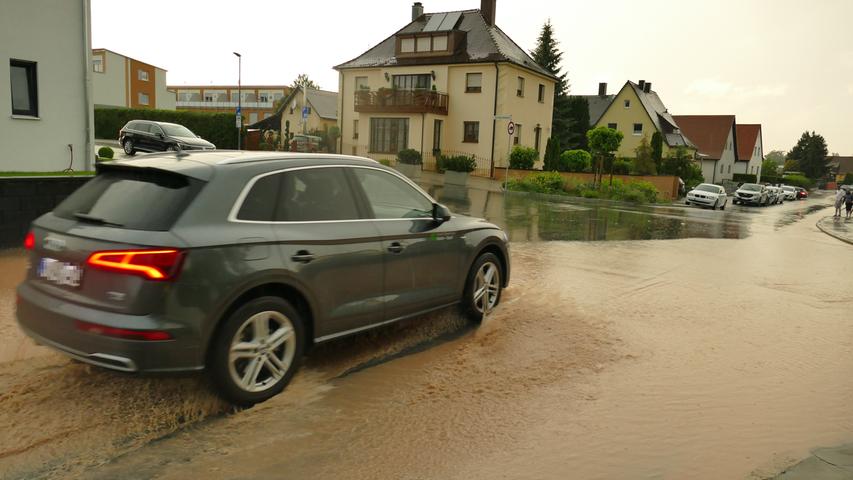 Starkregen hat einen kompletten Landstrich in Mittelfranken unter Wasser gesetzt. In Adelsdorf konnte die Kanalisation die Wassermassen nicht mehr fassen, so dass ganze Straßen überflutet wurden.