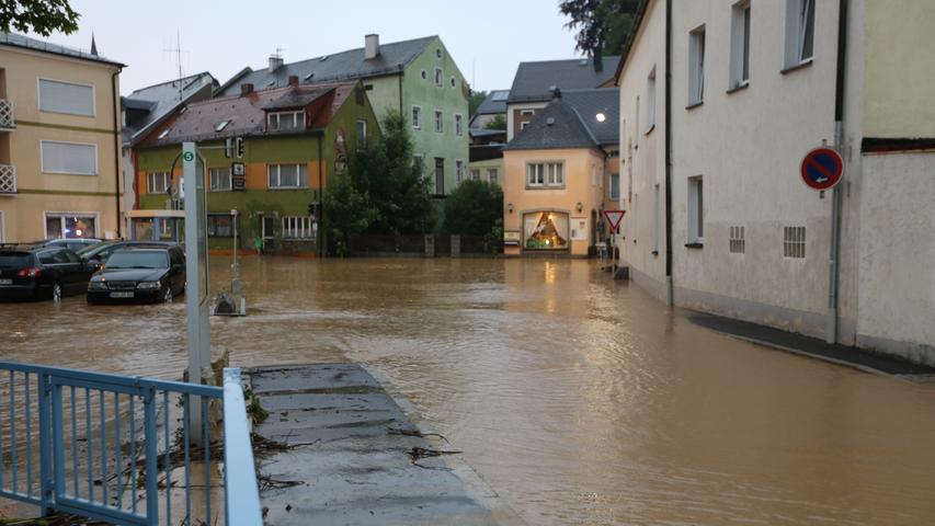 Die extremen Unwetter am Donnerstag machten auch vor Oberfranken nicht Halt. Arzberg im Landkreis Wunsiedel traf es besonders hart, das Wasser stand mitunter bis zu einem Meter hoch.