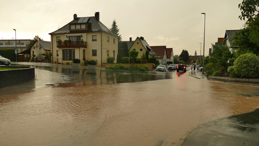 Starkregen im Landkreis Erlangen-Höchstadt: Vollgelaufene Keller in Adelsdorf