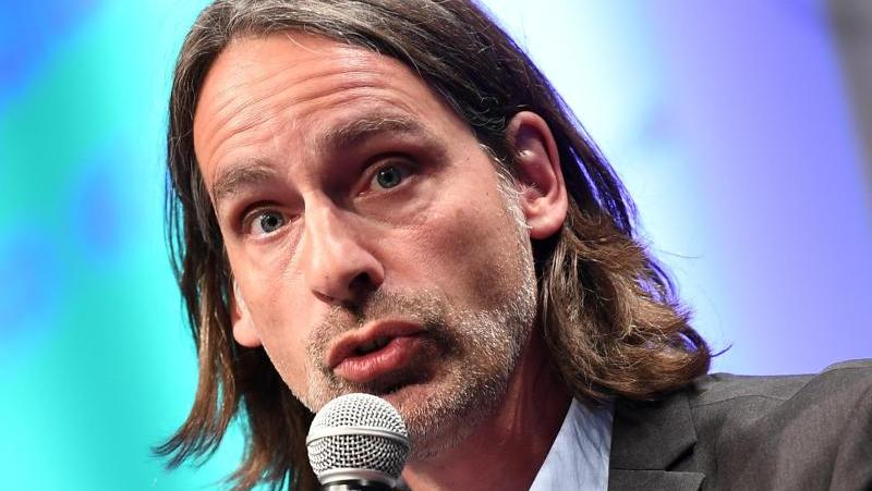 Richard David Precht (53), Philosophie-Professor und Erfolgsautor, steht mit seinem neuen Buch "Jäger, Hirten, Kritiker" auf Platz 1 der Sachbuch-Bestsellerliste. In seiner aktuellsten Publikation beschreibt Precht die Folgen der Digitalisierung, deren politische Gestaltung er anmahnt. Richard David Precht (53), Philosophie-Professor und Erfolgsautor, steht mit seinem neuen Buch "Jäger, Hirten, Kritiker" auf Platz 1 der Sachbuch-Bestsellerliste. In seiner aktuellsten Publikation beschreibt Precht die Folgen der Digitalisierung, deren politische Gestaltung er anmahnt.