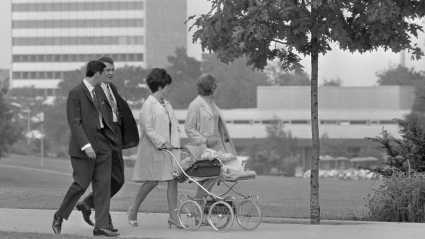 Jede schöne Minute wird genutzt: sobald sich die Sonne am Himmel zeigt, gehen die Großstädter spazieren, wie diese beiden Familien im Luitpoldhain. Hier geht es zum Kalenderblatt vom 4. Juni 1968: Festtage unterm Regenschirm