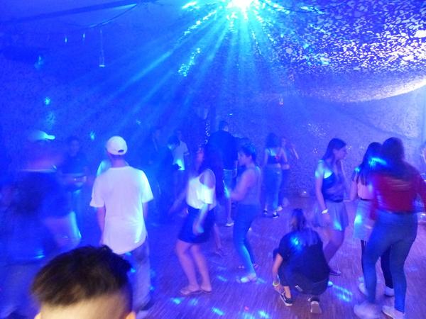An Schwarzlicht-Partys wie vor Corona ist derzeit noch nicht zu denken.
An Schwarzlicht-Partys wie vor Corona ist derzeit noch nicht zu denken.