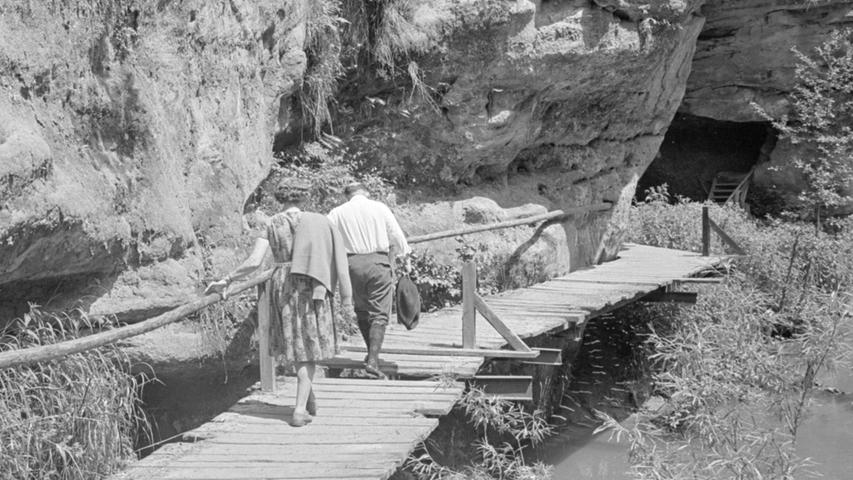 Gefährliche Klippen an der Schwarzach: eine löchrige Brücke ohne Geländer führt um einen Felsvorsprung herum; streckenweise gleicht der Weg einer schiefen Ebene, auf der die Wanderer bei feuchtem Wetter nur beschwerlich gehen können. Hier geht es zum Kalenderblatt vom 5. Juni 1968: Ein Hilferuf fürs Schwarzachtal