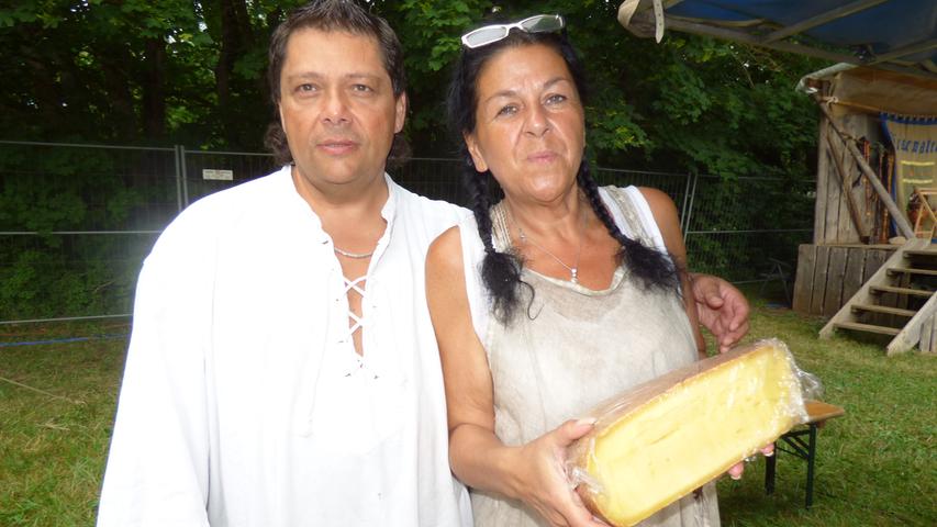 Denise und Gerald Smalla aus Villach im östereichischen Bundesland Kärnten mit ihrem Käse den sie "Stinkender Senner" nennen. Sie sind seit Jahren mit Almkäse und Wildwurst schon Stammviranten und haben bereits viele Stammkunden.