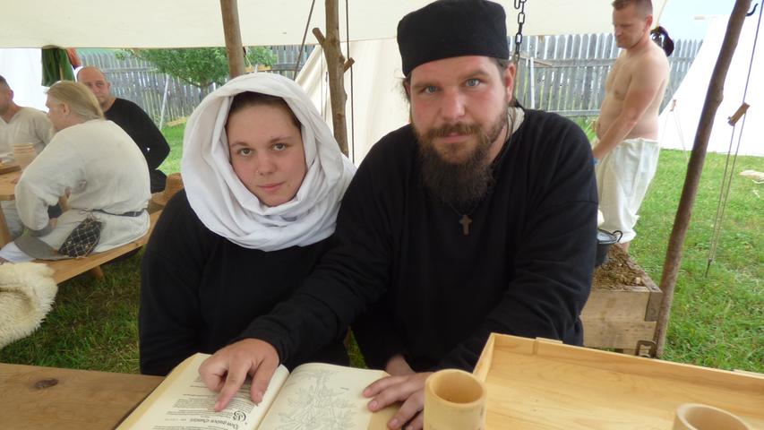 Marco König und Sandra Manke von der Mittelaltergruppe Ratisbona 1250, einem Kreuzfahrerlager zu Regensburg, zeigen als Medizinkundige des 13. Jahrhunderts wie damals Kranke kuriert wurden.