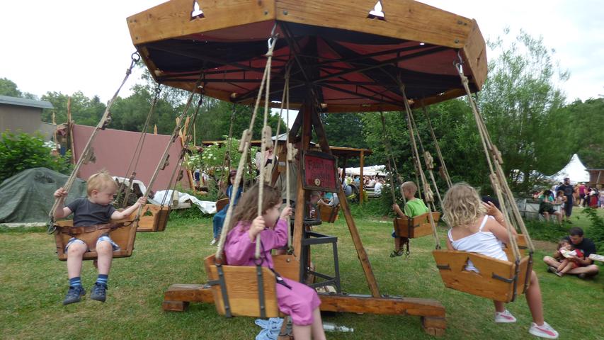 Das manuelle Kinderkarussel ist eine Schau beim Mittelaltermarkt und immer belegt.