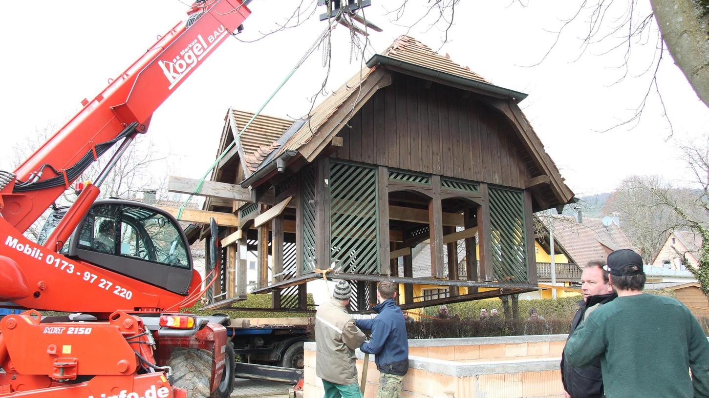 Igensdorf: Historisches Gartenhaus wurde versetzt