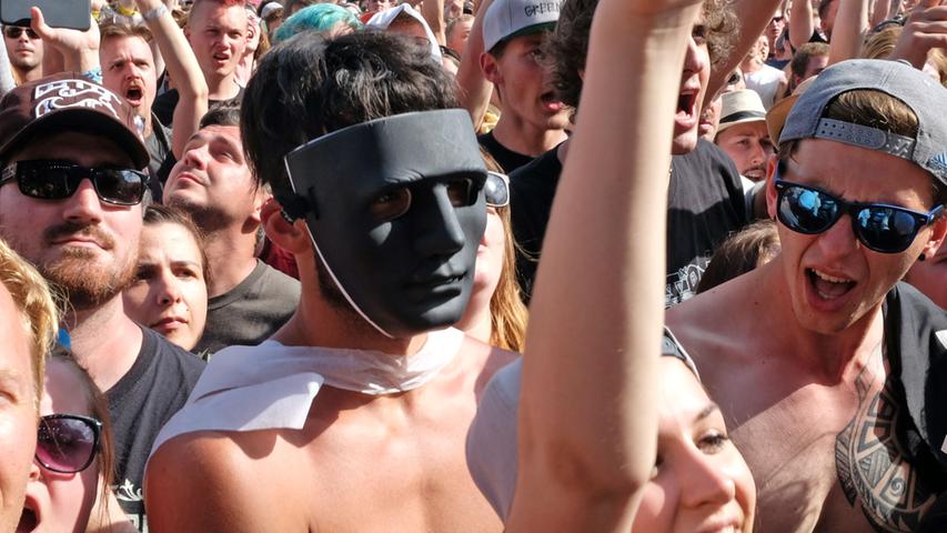 Oben ohne, aber die Maske bleibt auf: Bei traumhaftem Festival-Wetter feierten die Fans ausgelassen.
