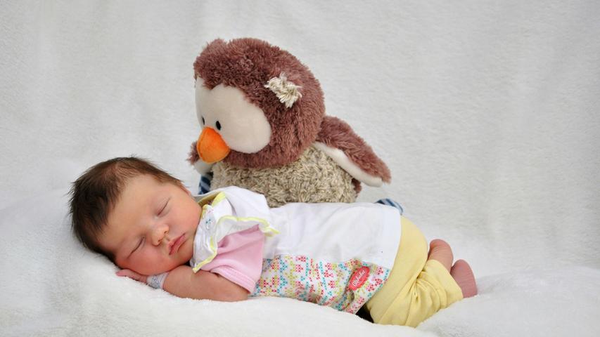 Während die kleine Amelie Sophie friedlich schlummert, überwacht die Plüscheule ihren Schlaf. Das kleine Mädchen kam am 28. Mai im Klinikum Hallerwiese zur Welt. Sie wog bei der Geburt 3600 Gramm und war 53 Zentimeter groß.