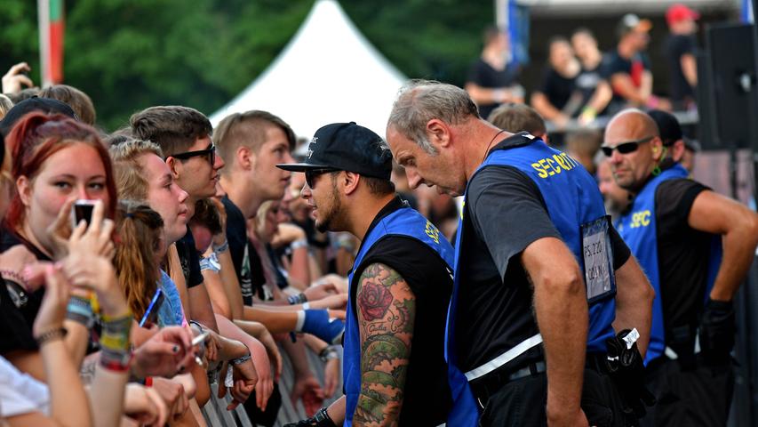 Tattoos scheinen nicht nur bei Fans und Bands auf Rock im Park angesagt zu sein - auch manche Securitys lieben es farbenfroh.