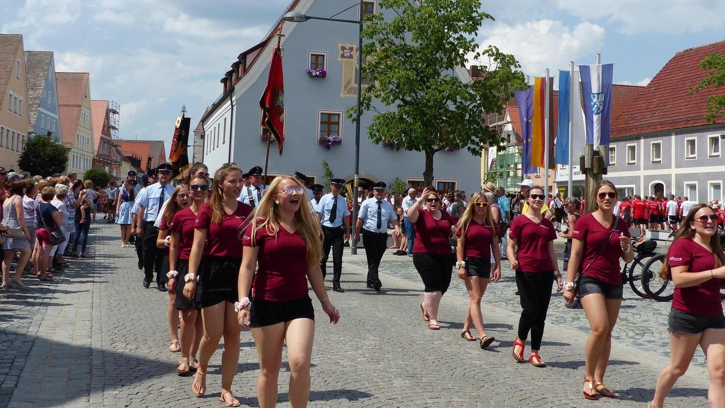 Prächtiger Festzug zum Auftakt des Volksfestes in Freystadt