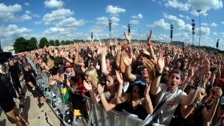 Unter weiß-blauem Himmel jubelten die Fans den Jungs der US-amerikanischen Pop-Punk-Band Good Charlotte am Freitagnachmittag auf der Zeppelin Stage zu.