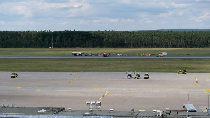 Nürnberger Flughafen lahmgelegt: Maschine kommt von Landebahn ab