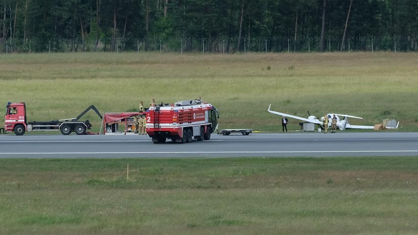Nürnberger Flughafen lahmgelegt: Maschine kommt von Landebahn ab
