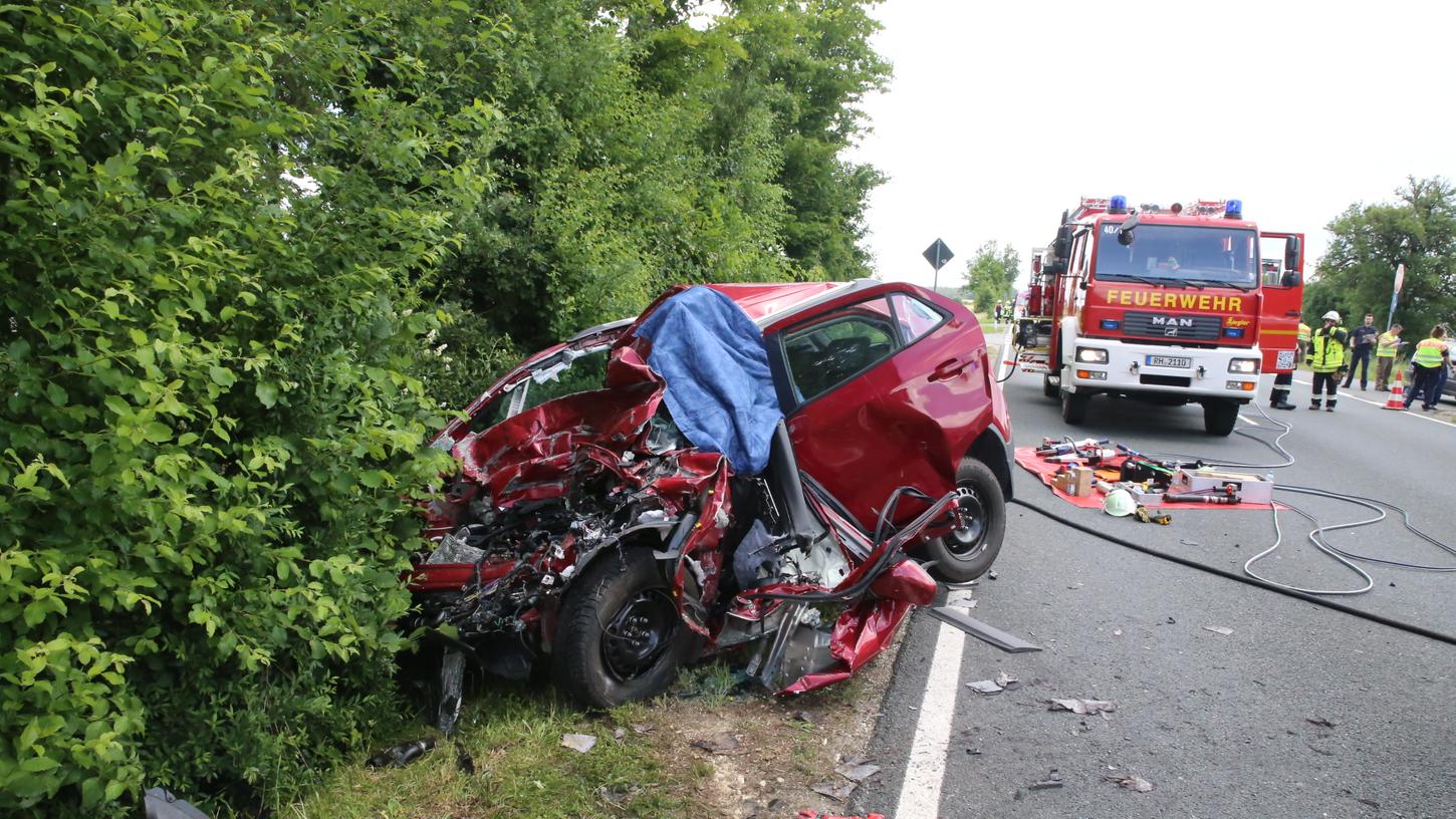 Am Samstag starb ein Autofahrer bei einem Unfall auf einer Bundesstraße bei Kammerstein. Zuvor war er mit seinem Auto in den Gegenverkehr geraten.
