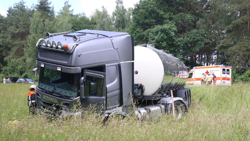 Tödlicher Unfall: Autofahrer kollidiert bei Kammerstein mit Tanklaster