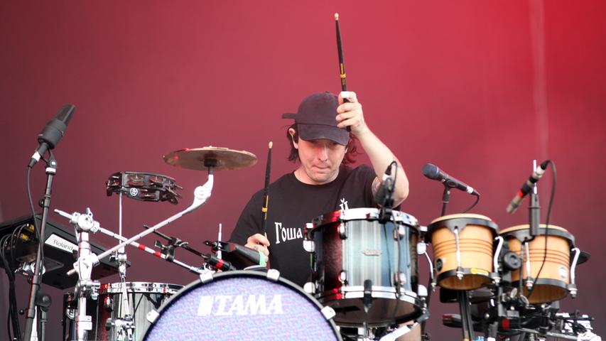 Folkig und leicht melancholisch startete die 2007 gegründete Indie-Band aus Großbritannien mit Schlagzeuger Tom Green auf der Zeppelinstage.