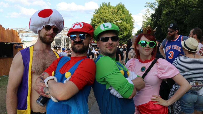 Bunt wie im Karneval: Pikachu, Ballerina und Co. bei Rock im Park