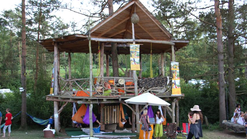 Beim Anbieter "Hangab" vom Bodensee, der mit einer kompletten Hütte vor Ort ist, genießen einige Yogis das Gefühl des Schwebens.