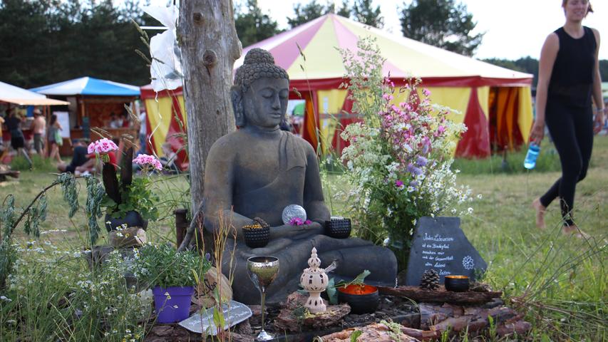Obligatorisch in jedem Yogastudio und auch auf dem Festival: Der Altar, hier mit einer Buddha-Statue.