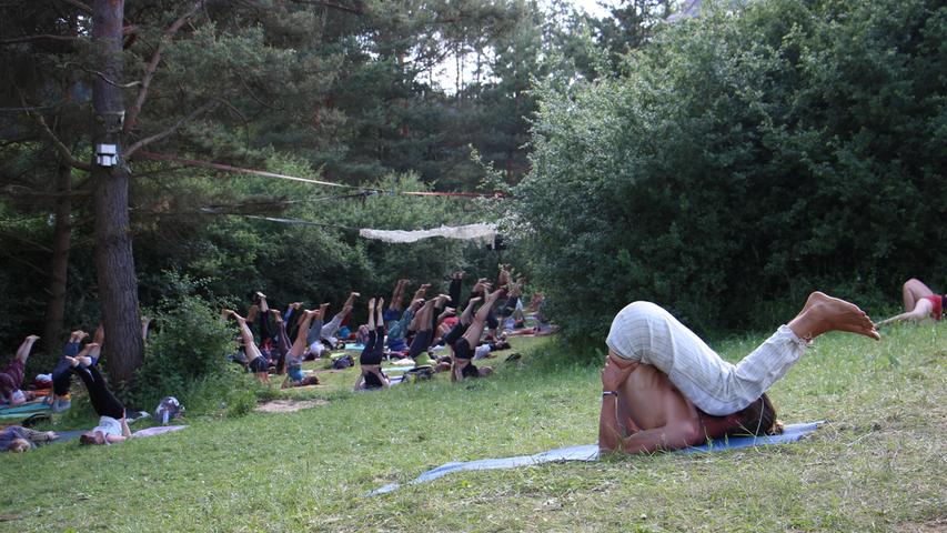 Yoga wird immer beliebter und das Festival Spirit of Nature in Plankenfels in der Fränkischen Schweiz ist der Beweis dafür. Zur ersten Ausgabe vor vier Jahren kamen 150 Besucher, nun sind es schon um die 1000. Idyllisch gelegen mitten in der Natur probieren sie verschiedene Yogastile aus oder nehmen an Workshops teil, darunter Erlebnistrommeln, ekstatisches Singen, freies Austanzen, Tantra oder Bogenbau.