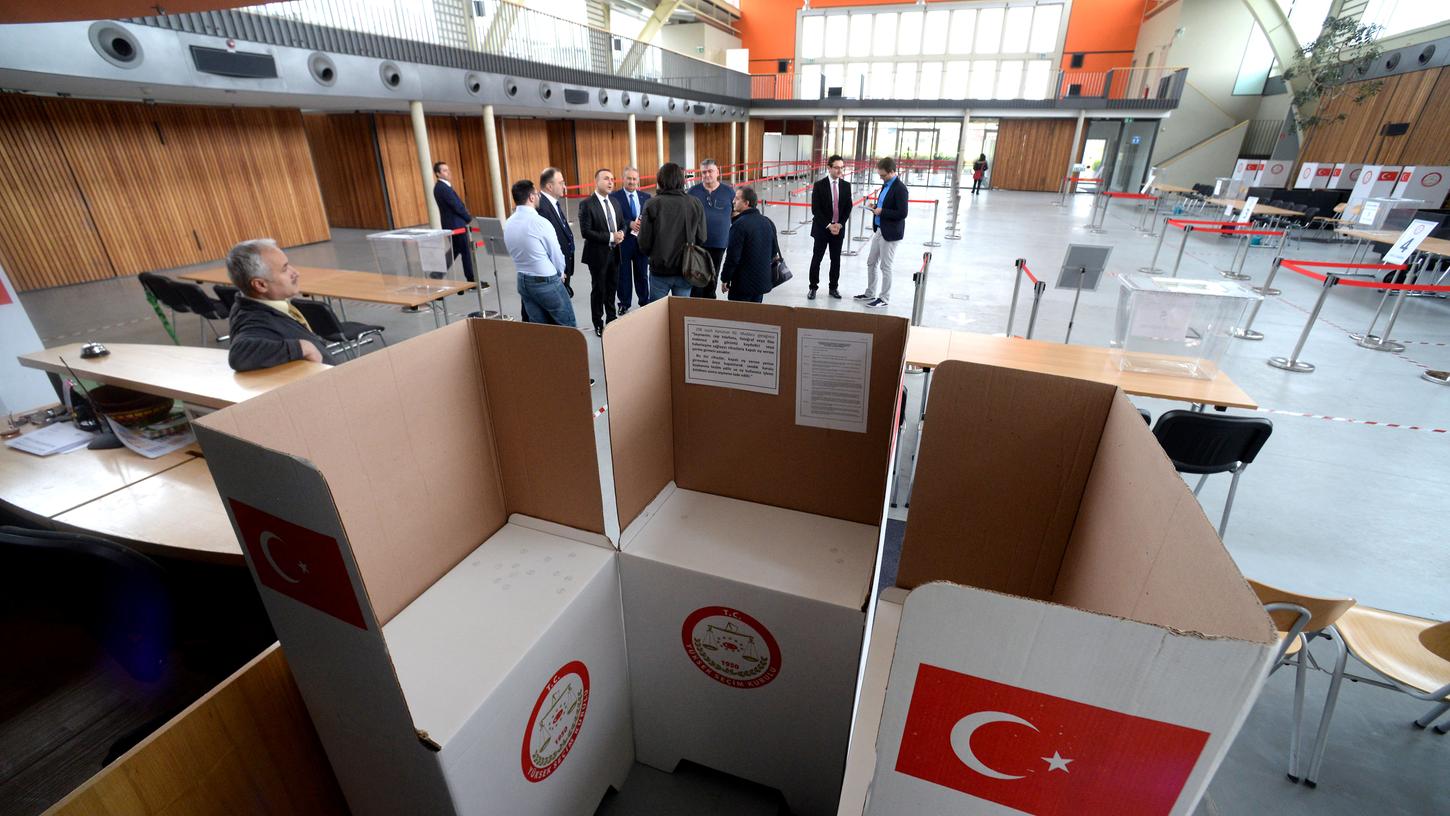 Türken aus ganz Nordbayern stimmen in Cadolzburg ab