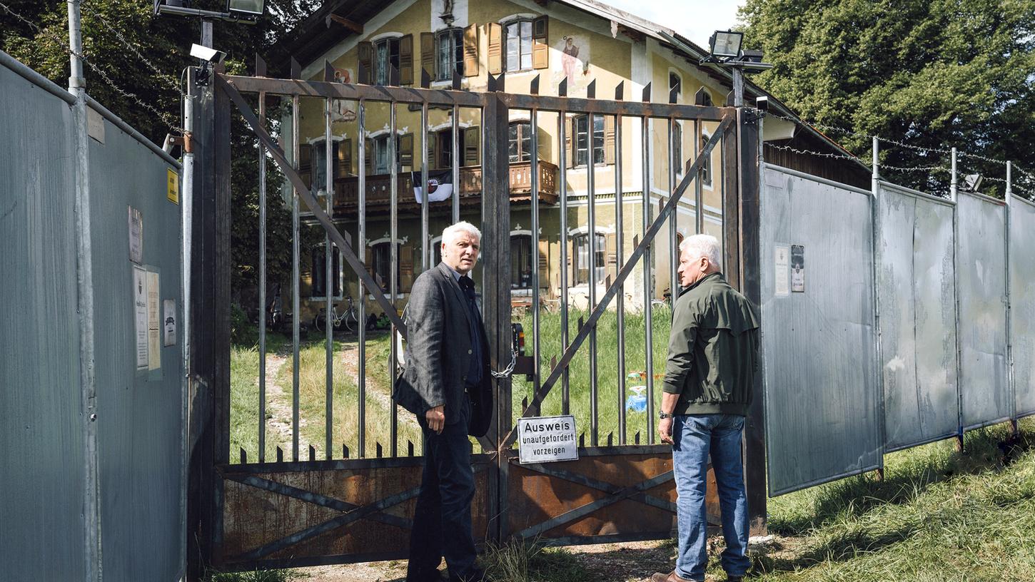 Die beiden Hauptkommissare Franz Leitmayr (Udo Wachtveitl, links) und Ivo Batic (Miroslav Nemec) stehen vor dem verschlossenen Eingangstor zum "Freiland"-Gelände