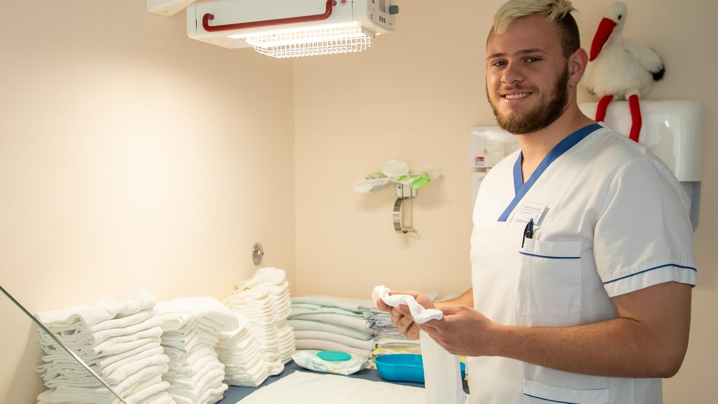 Der 21-jährige Konstantin Wroblewski wird derzeit zum Entbindungspfleger ausgebildet.
