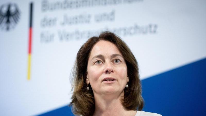 Bundesjustizministerin Katarina Barley (SPD) kommentierte Özils Entscheidung am Sonntagabend auf Twitter.