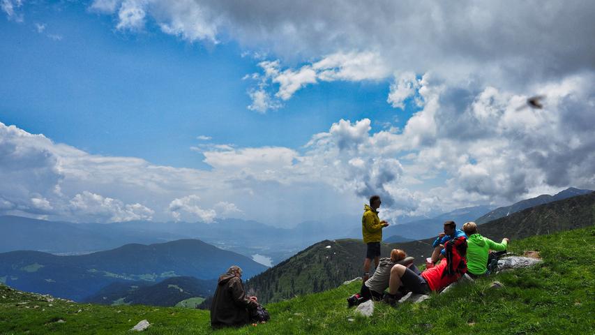 Kleine Pause auf dem Proveiser Höhenweg mit Blick ins Trentino.