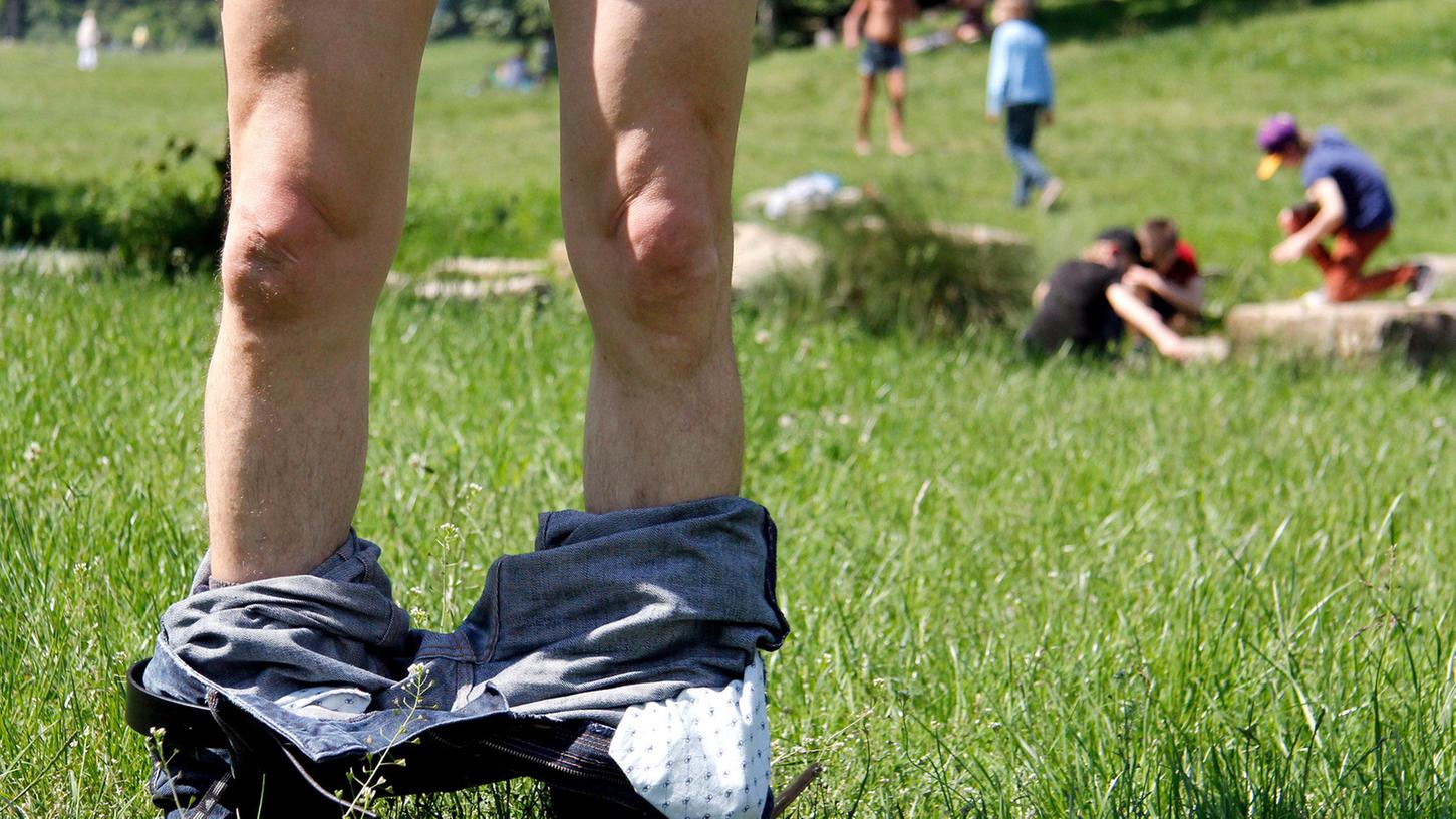 Ein Exhibitionist belästigte in Sündersbühl eine Frau.
Ein Exhibitionist belästigte in Sündersbühl eine Frau.