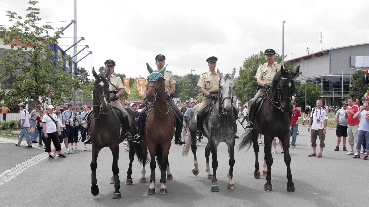 Bei der WM 2006 hatten Polizisten der Reiterstaffel vom Sattel aus den vollen Überblick über die Großveranstaltung. Jetzt fordert Ministerpräsident Markus Söder den Ausbau der Reiterstaffel - und damit 40 neue Pferde für Nürnberg.