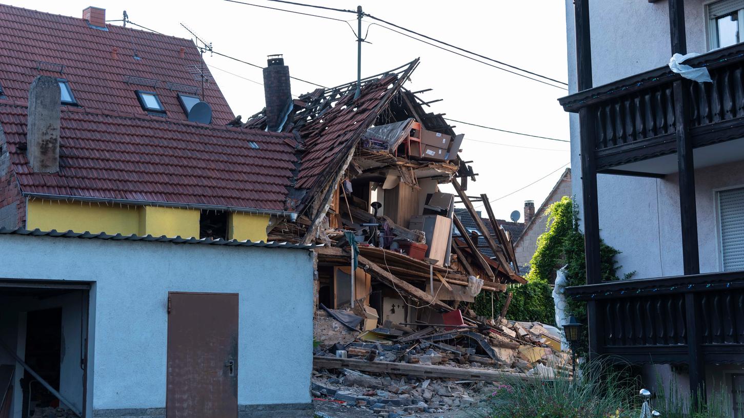 Ein erschreckendes Bild fanden die Einsatzkräfte in Himmelstadt (Lkr. Main-Spessart) vor. Zuvor stürzte aufgrund einer starken Verpuffung die Hauswand eines älteren Wohnhauses in der Fischergasse komplett ein.