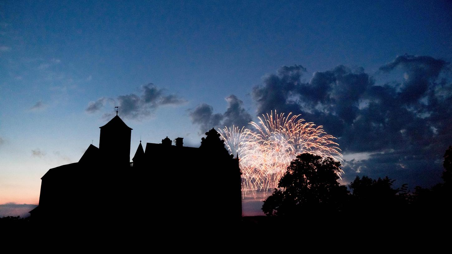 Mit einem Feuerwerk vor der imposanten Burgkulisse verabschiedete sich die Kirchweih.