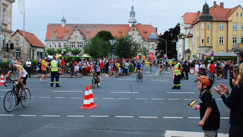 Verkehr an der Kreuzung Nürnberger Straße/Schönbornstraße. Die Streckenposten sorgen für die Sicherheit der Sportler.