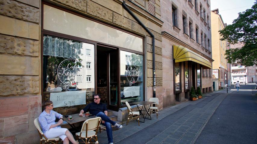 Das Café Kirsch in der Löbleinstraße in der Nordstadt ist der Nachfolger des beliebten Café Wohlleben und genauso einen Besuch wert. "Neben dem Genuss und der Gemütlichkeit geht es um die Entstehung von Begegnung, Normalität und Inklusion", schreibt Inhaberin Kathrin Saffer auf ihrer Website. Es gibt selbstgemachte Kuchen, leckeres Frühstück und wer seine eigenen Dosen und Becher für To-go-Food und -Drinks mitbringt, wird in einem Stempelsystem belohnt. Umweltbewusstsein wird hier großgeschrieben!