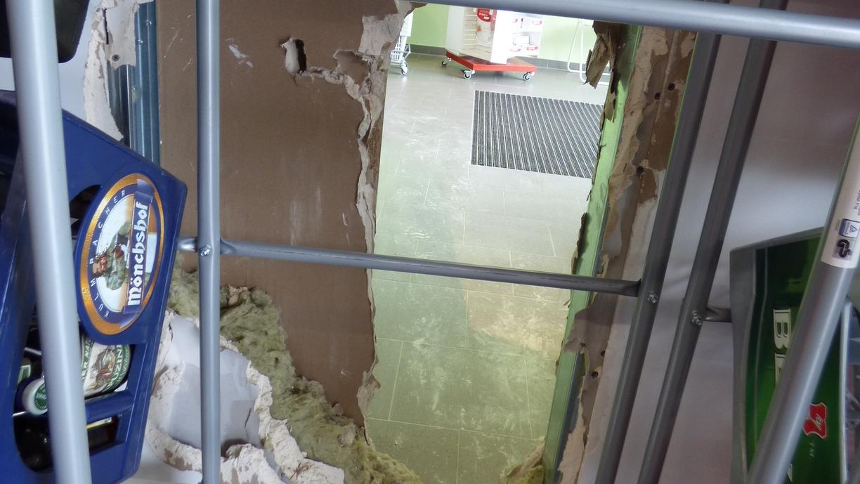 Im Getränkemarkt durchschlugen die Einbecher diese Wand und gelangten so in die Drogerie/Apotheke. Im Getränkemarkt durchschlugen die Einbecher diese Wand und gelangten so in die Drogerie/Apotheke.