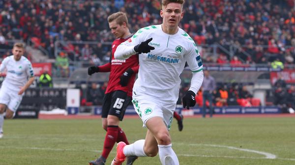 Doch die Antwort aus Fürth kommt bereits im Rückspiel: Beim 1. FC Nürnberg gewannen die 2017/18 chronisch auswärtsschwachen Fürther mit 2:0. Es ist der einzige Auswärtsdreier des Kleeblatts in dieser Saison und im Hinblick auf den Abstiegskampf ein ganz entscheidender.