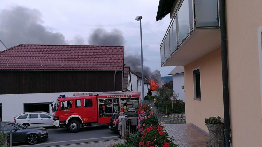 Starke Rauchentwicklung: Scheune in Heroldsbach brennt komplett aus