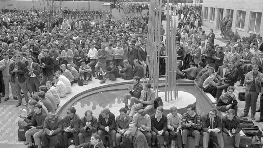 Vollversammlung im Freien: über 1200 Studenten sind in den Brunnenhof gekommen, um über Streik am Ohm-Polytechnikum zu entscheiden. Hier geht es zum Kalenderblatt vom 11. Juni 1968: Die Ingenieur-Studenten streiken