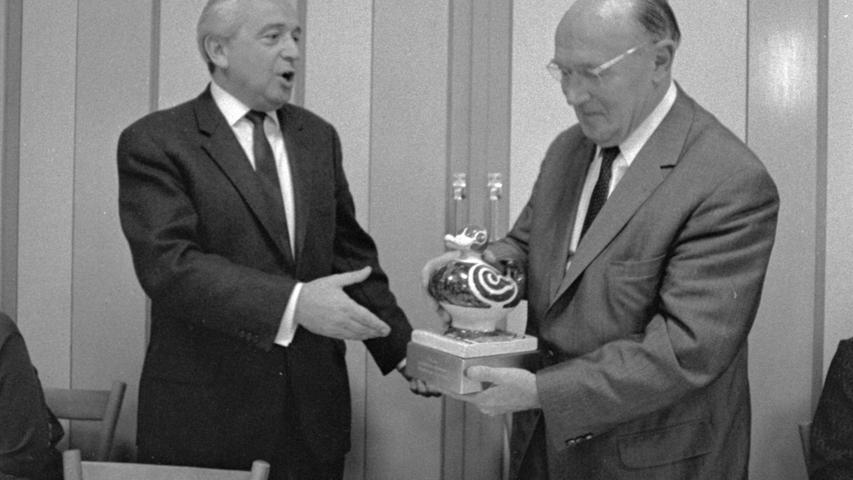 Er ist der freundlichste Nürnberger Beamte: Heinz Schmeißner mit seiner Ente und dem Journalistenverbandsvorsitzendem Dr. Buhl.Hier geht es zum Kalenderblatt vom 12. Juni 1968: Journalisten zeichnen Beamten aus