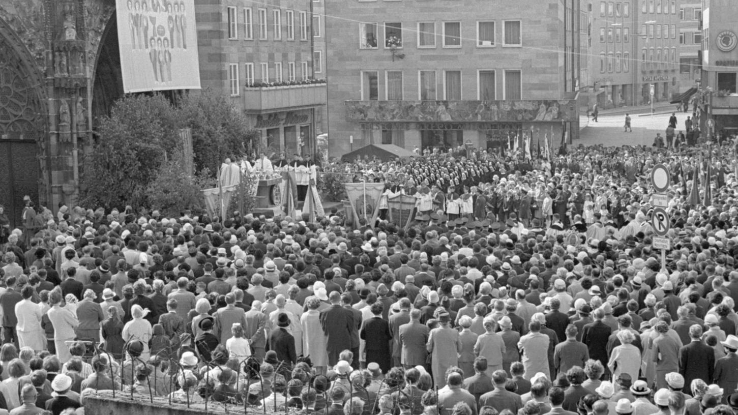 Ein eindrucksvolles Bild bot sich gestern Vormittag auf dem wiedererstandenen Hauptmarkt: weit über 10.000 katholische Christen nahmen an der Fronleichnams-Prozession teil, die heuer zum ersten Mal in der neuen Form durchgeführt wurde.
