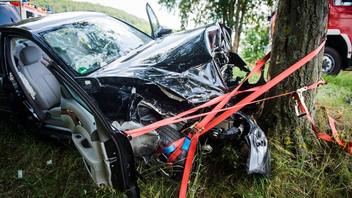 Am Freitag kollidierten auf einer Staatsstraße bei Dietfurt im Landkreis Neumarkt in der Oberpfalz zwei Autos. Ein Wagen wurde nach dem Zusammenstoß gegen einen Baum geschleudert.