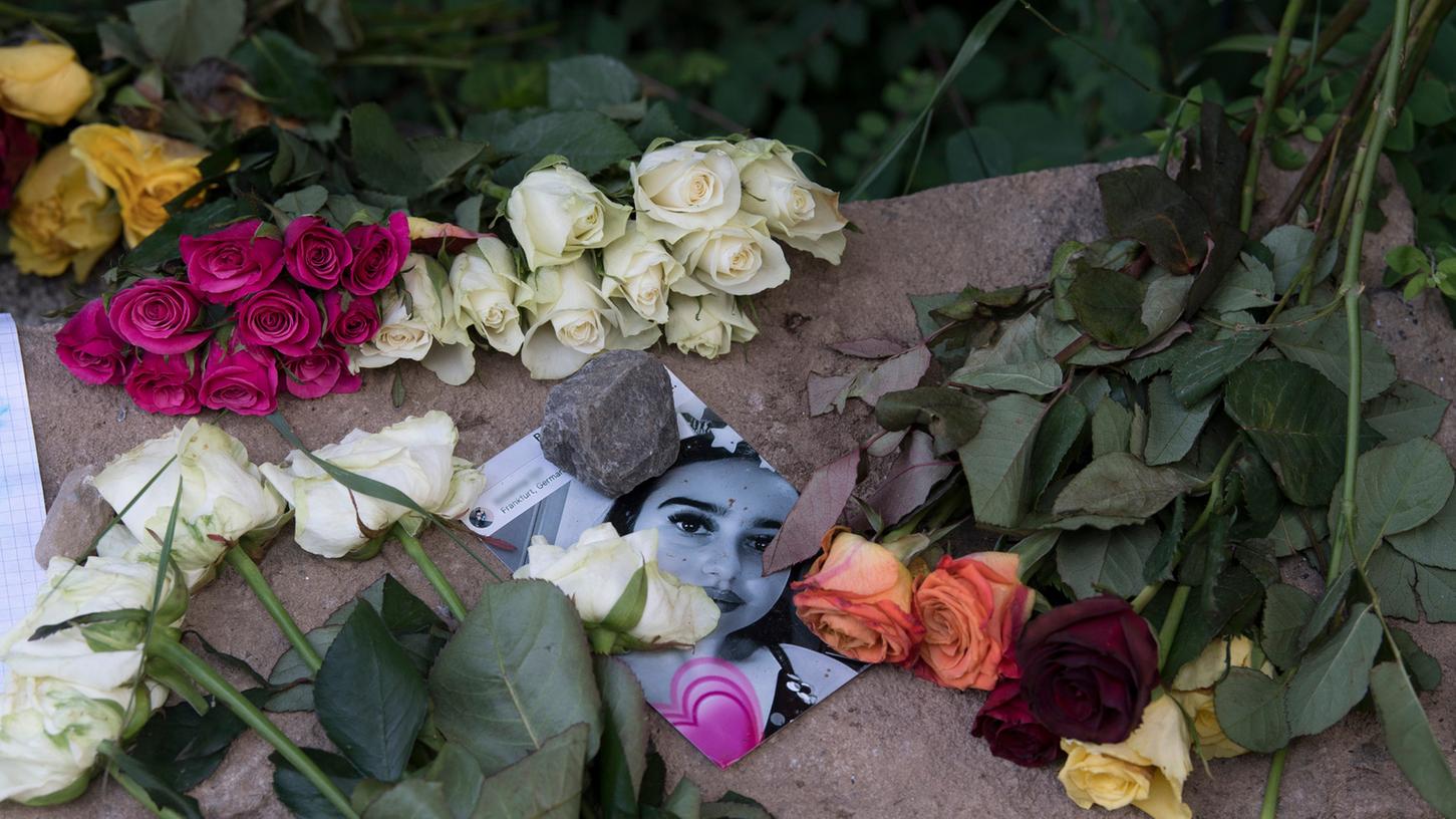 In der Nähe des Leichenfundortes von Susanna liegen Blumen zum Gedenken an das 14-jährige Mädchen.