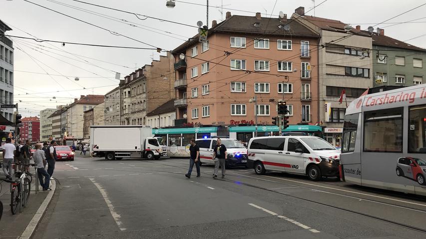 Straßenbahn prallt in Nürnberger Südstadt gegen Mercedes