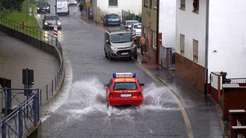 Unwetter setzt Stelzenbachstraße in Wilhermsdorf unter Wasser